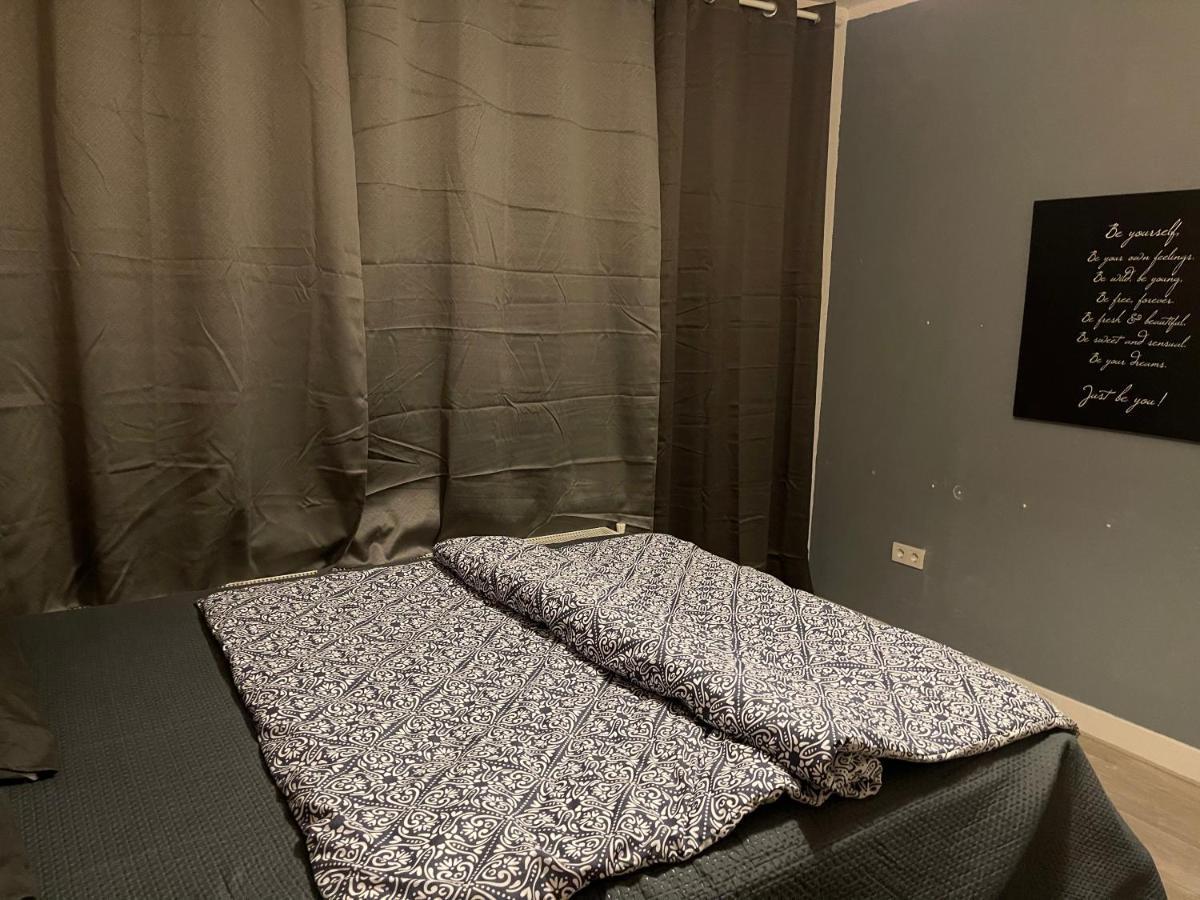 Private Double Bed Room Only With Balcony In Apartment Roterdão Exterior foto